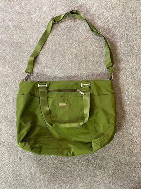 Baggallini Green Nylon Shoulder Bag Adjustable Strap Multiple Zippered Compartme